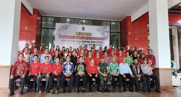 FOTO: MATAKALTENG - Pj Bupati Katingan Saiful, saat foto bersama Kontingen Pesparawi Katingan, di teras Kantor Bupati setempat.