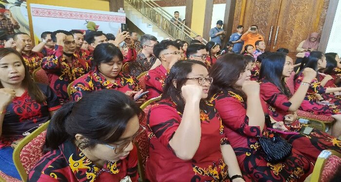 FOTO : DEVIANA/MATAKALTENG - Kontingen Pesparawi Kabupaten Kotim saat di kegiatan pelepasan, Kamis 27 Juni 2024.