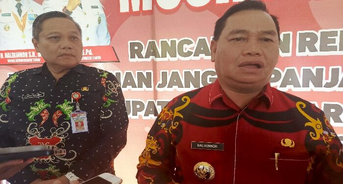 FOTO: MATAKALTENG - Bupati Kotim, Halikinnor didampingi Kadinkes Kotim, Umar Kaderi.