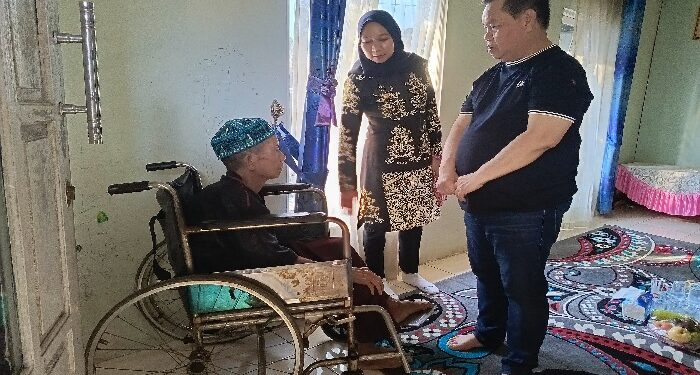 FOTO : DEVIANA/MATA KALTENG - Bupati Kotim Halikinnor saat memberikan bantuan kursi roda, Kamis 27 Juni 2024.