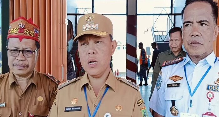 Foto: MATAKALTENG - Pj Bupati Barsel Deddy Winarwan di dampingi Kepala Dinas Perkimtan Bennie S. Mahart dan Kepala Dishub Joni Priawan saat memberikan keterangan pers.