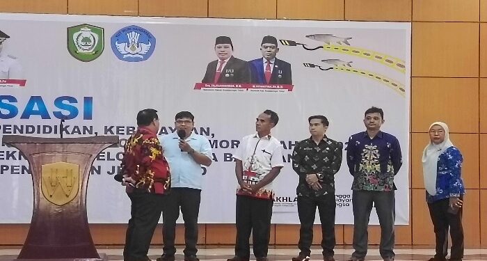 FOTO : DEVIANA/MATAKALTENG - Sejumlah Kepala SD salah satunya Juwarsih saat bersama Bupati Kotim Halikinnor, Kamis 27 Juni 2024.