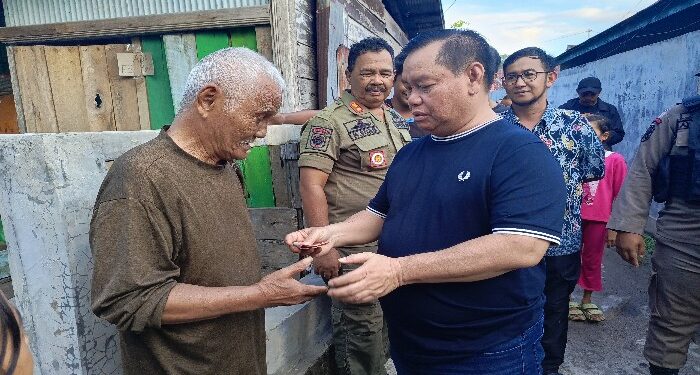 FOTO : DEVIANA/MATAKALTENG - Bulati Kotim Halikinnor saat berbincang dengan lansia di Kecamatan Baamang, Kamis 27 Juni 2024.