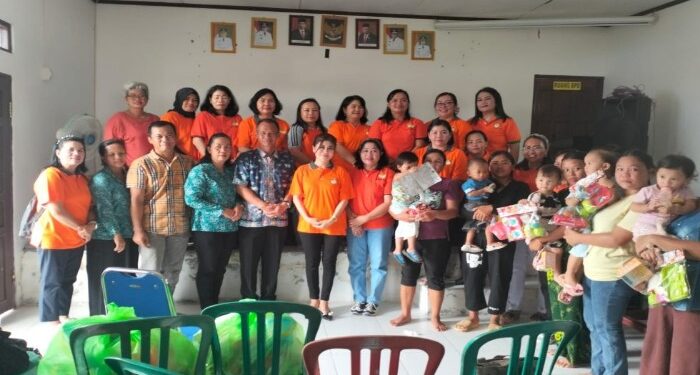 FOTO : DWP GUMAS/MATA KALTENG - Ketua DWP Kabupaten Gumas Susie Andrianie Richard bersama ibu balita di Posyandu Mawar, Desa Petak Bahandang, Jumat, 28 Juni 2024.