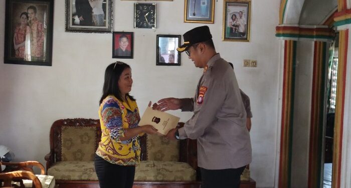 FOTO : HUMAS POLRES GUMAS/MATA KALTENG - Kapolres Gumas AKBP Theodorus Priyo Santosa bersama Ketua Bhayangkari Scila Theo, saat melakukan anjangsana ke purnawirawan dan warakawuri, Jumat, 28 Juni 2024.