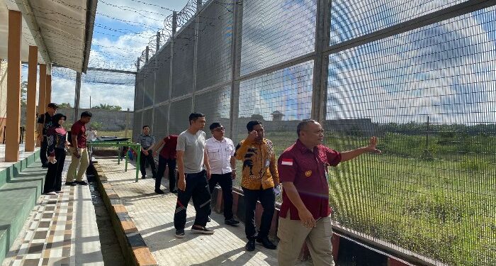 Foto : AKH/MATAKALTENG - Plt Kakanwil Kalteng, Joko Martanto saat meninjau kondisi Lapas Sukamara bersama Kalapas Sukamara Joko Prayitno