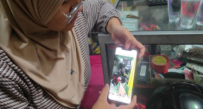 FOTO: IST/MATAKALTENG - Seorang maling tertangkap kamera pengawas saat melancarkan aksinya mencuri di Delima 5, Kecamatan Mentawa Baru Ketapang, Sampit.