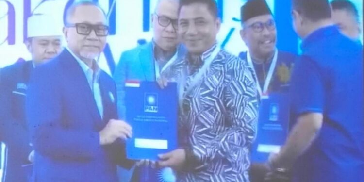 FOTO: IST/MATAKALTENG - H Supian Hadi Saat menerima dukungan Ketua Umum PANZulkifli Hasan pada pembukaan Rapat Kerja Nasional (Rakernas) PAN di Jakarta, Sabtu 29 Juni 2024.
