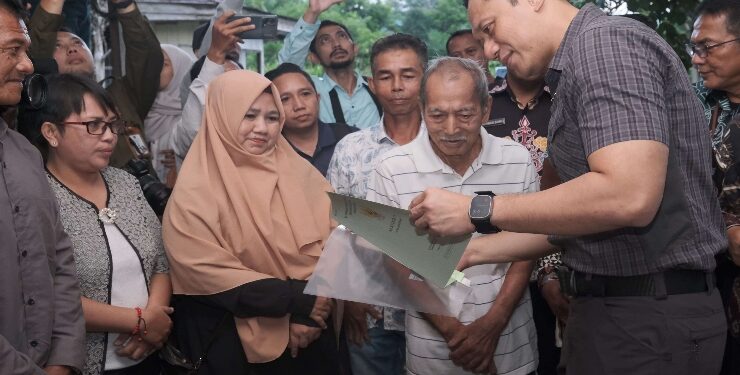 FOTO : IST/MATAKALTENG - Menteri Agraria dan Tata Ruang/Kepala Badan Pertanahan Nasional (ATR/BPN), Agus Harimurti Yudhoyono (AHY), menyerahkan 12 sertifikat tanah hasil program Pendaftaran Tanah Sistematis Lengkap (PTSL) secara gratis di Kelurahan Petuk Katimpun, Kota Palangka Raya, Jumat 28 Juni 2024.