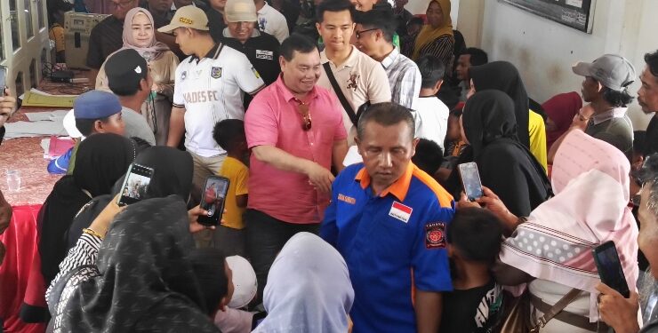 FOTO : DEVIANA/MATAKALTENG - Bupati Kotim Halikinnor disambut warga saat meninjau khitanan masal di Kecamatan Mentaya Hilir Selatan, Sabtu 29 Juni 2024.