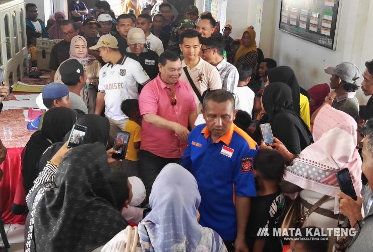 Warga Antusias Sambut Bupati Kotim Saat Tinjau Sunat Massal di Empat Kecamatan
