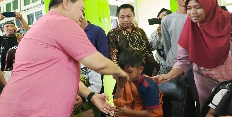 FOTO : DEVIANA/MATAKALTENG - Bupati Kotim Halikinnor saat meninjau dan menyerahkan bingkisan kepada peserta khitan masal, Sabtu 29 Juni 2024.