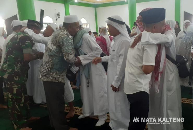 Penyambutan Jamaah Haji Kabupaten Lamandau Dipenuhi Tangis Haru Keluarga