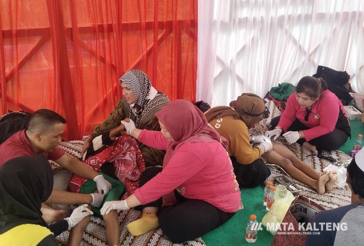 Ratusan Anak Ikuti Sunat Massal Gratis dalam Rangka HUT Bhayangkara ke-78 di Polsek Baamang