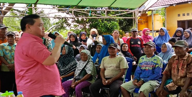 FOTO : DEVIANA/MATAKALTENG - Bupati Kotim Halikinnor saat bertemu warga di Kantor Desa Telaga Biru, Sabtu 29 Juni 2024.