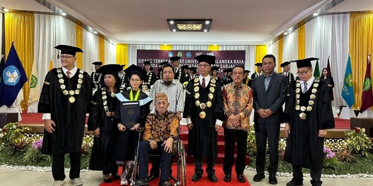 FOTO: IST/MATAKALTENG - Abdul Razak (baju batik berdiri) saat menghadiri wisuda program pasca sarja dan sarjana UPR di Aula Palangka Universitas Palangka Raya, Sabtu 29 Juni 2024.
