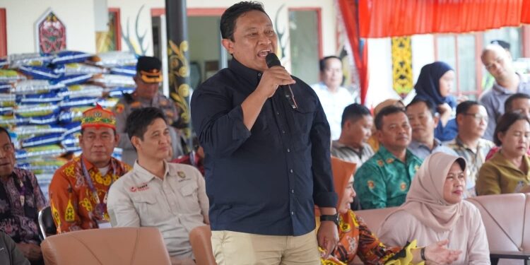 FOTO: IST/MATAKALTENG - Wakil Gubernur (Wagub) Kalteng H. Edy Pratowo kembali membuka pasar murah di Kabupaten Pulang Pisau, dalam rangka memberikan dukungan pada kegiatan Pesparawi Tingkat Provinsi Kalimantan Tengah yang ke-17.