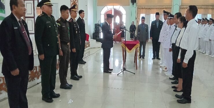 FOTO : DISKOMINFO SANTIK/MATA KALTENG - Pj Bupati Gumas Herson B Aden saat mengukuhkan perpanjangan masa jabatan kades dan BPD se-Kabupaten Gumas, di GPU Damang Batu, Jumat, 28 Juni 2024.