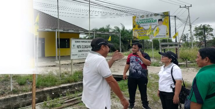 FOTO : IST/MATAKALTENG - Satpol PP Kabupaten Katingan saat melaksanakan pengawasan dan monitoring Reklame.