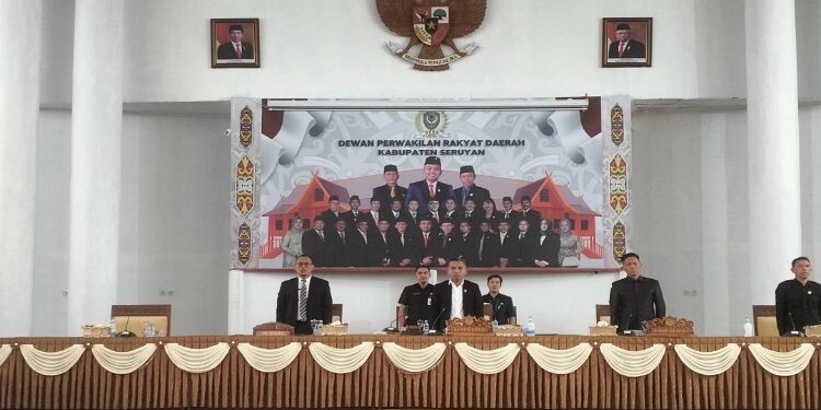 FOTO: ALDI/MATA KALTENG - Suasana saat rapat paripurna dengan agenda penyampaian pemandangan umum-umum fraksi-fraksi DPRD Seruyan terhadap pidato pengantar Bupati Seruyan terkait penyampaian Raperda tentang Pertanggungjawaban Pelaksanaan APBD Seruyan Tahun Anggaran 2023 di Aula Gedung DPRD setempat, Senin 1 Juli 2024.