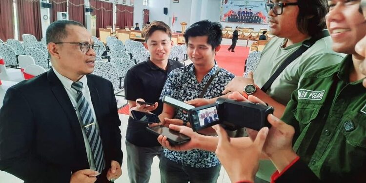FOTO: PROKOM SERUYAN/MATA KALTENG - Pj Sekda Seruyan, Bahrun Abbas (kiri) saat diwawancarai oleh sejumlah awak media seusai rapat paripurna di Aula Gedung DPRD Seruyan, Senin 1 Juli 2024.