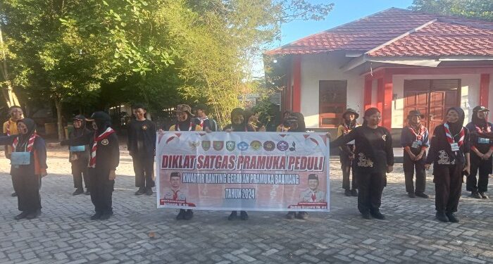 Foto: IST/MATA KALTENG - Penyematan Brevet Pramuka Peduli oleh camat Baamang, Senin 1 Juli 2024.