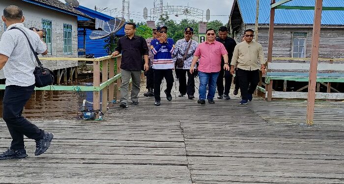 FOTO : Deviana/MATAKALTENG - Bupati Kotim Halikinnor usai kunjungan ke Kecamatan Pulau Hanaut, belum lama ini.