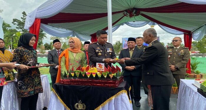 Foto : AKH MAKA - Kapolres Sukamara AKBP Telly Alvin saat potong tumpeng syukuran HUT Bhayangkara ke-78.