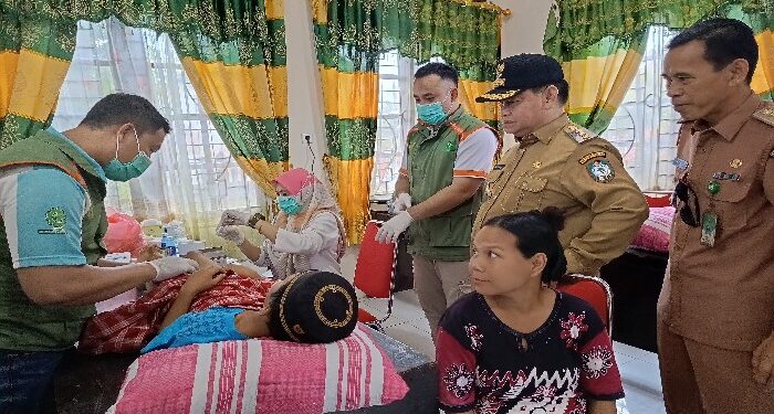 FOTO : DEVIANA/MATAKALTENG - Bupati Kotim Halikinnor saat meninjau sunat masal di Cempaga Hulu yang melibatkan PBS, Senin 1 Juli 2024.