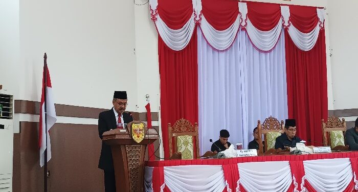 FOTO : SID/MATA KALTENG - Pj Bupati Gumas Herson B Aden saat menyampaikan sambutan persetujuan bersama atas Raperda Pertanggung jawaban APBD tahun 2023, di sidang paripurna ke-4 masa persidangan III tahun sidang 2024, Senin, 1 Juli 2024.