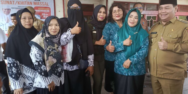 FOTO : DEVIANA/MATAKALTENG - Bupati Kotim Halikinnor bersama guru di Kecamatan Parenggean salah satunya Ida Fitriani (Nomor dua dari kiri) , Senin 1 Juli 2024.