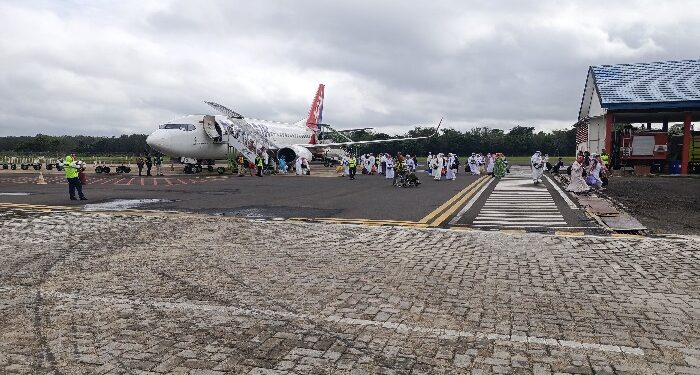 FOTO : DEVIANA/MATAKALTENG - Kepulangan jamaah haji menggunakan pesawat carteran Pemkab Kotim, Senin 1 Juli 2024.