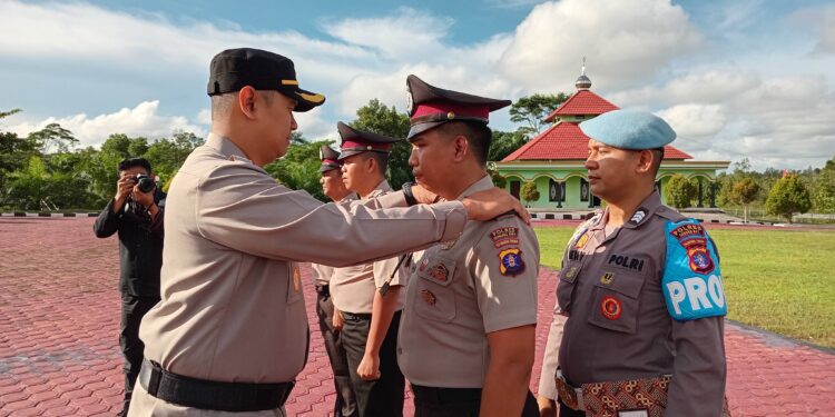 FOTO : HUMAS POLRES GUMAS/MATA KALTENG - Kapolres Gumas AKBP Theodorus Priyo Santosa menyematkan tanda pangkat, pada upacara kenaikan pangkat bintara polres, Senin, 1 Juli 2024.