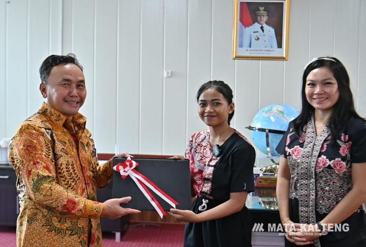 Gubernur Serahkan Bantuan Laptop dari Presiden Kepada Siswi SMKN 1 Kuala Kurun