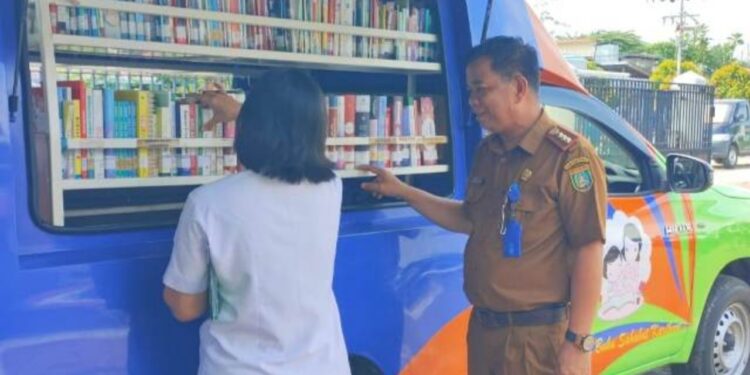 Foto: MATAKALTENG - Mobile Perpustakaan Keliling saat berada di halaman Rumah Sakit Buntok.