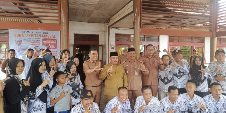 FOTO : DEVIANA/MATAKALTENG - Bupati Kotim Halikinnor bersama guru di Kecamatan Parenggean, Senin 1 Juli 2024.