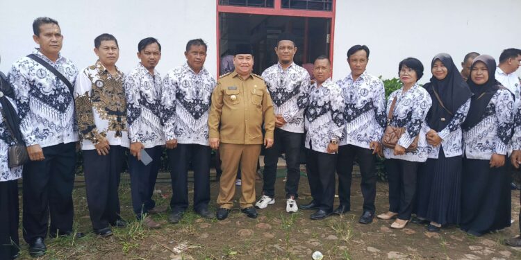 FOTO: MATAKALTENG - Bupati Kotim Halikinnor saat bersama guru di Kecamatan Cempaga, belum lama ini.