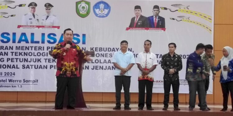 FOTO : DOK DEVIANA/MATAKALTENG - Bupati Kotim Halikinnor saat menghadiri kegiatan guru SD se Kotim, belum lama ini.