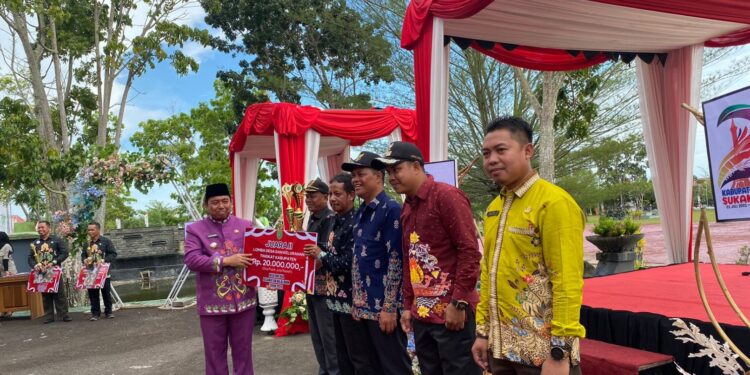 Foto : AKH/MATAKALTENG - Pj Bupati Sukamara Kaspinor saat menyerahkan hadiah ke Pj Kades pemenang lomba desa.