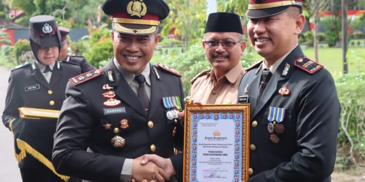 FOTO: IST/MATAKALTENG - AKBP Sarpani menyerahkan penghargaan ke Kapolsek Baamang