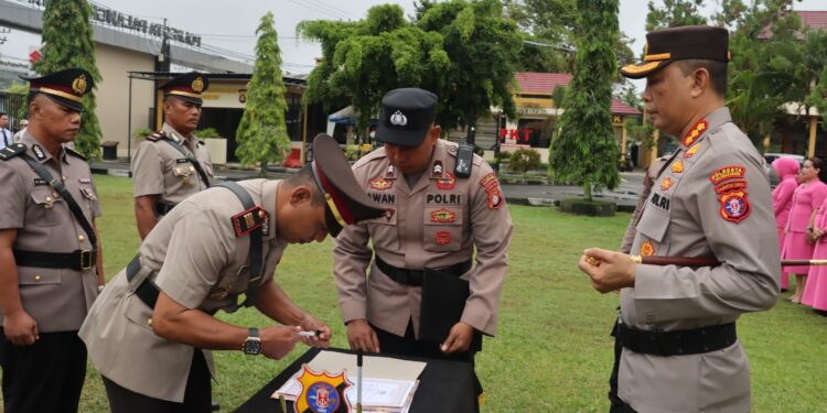 FOTO: MATAKALTENG - Kapolresta Palangka Raya, Kombes Pol Budi Santosa, pada saat memimpin penandatangan berita acara pelantikan.