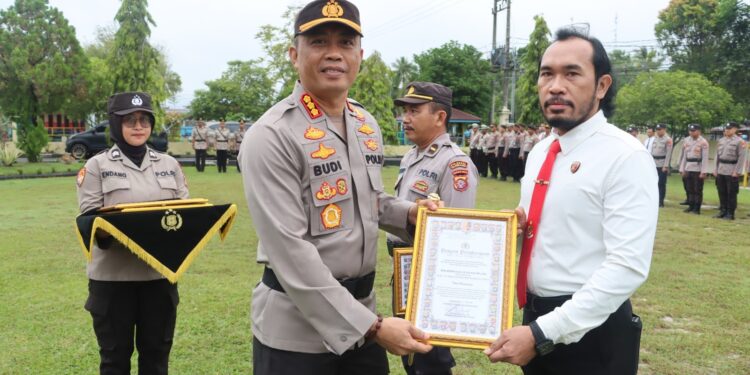 FOTO: RZL/MATAKALTENG - Kapolresta Palangka Raya, Kombes Pol Budi Santosa (kiri) pada saat memberikan penghargaan kepada Ipda Helmi.