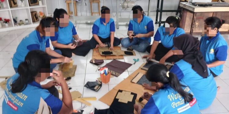 FOTO: MATAKALTENG - para warga binaan pemasyarakatan (WBP) Lapas Perempuan Kelas IIA Palangka Raya saat memproduksi pouch.