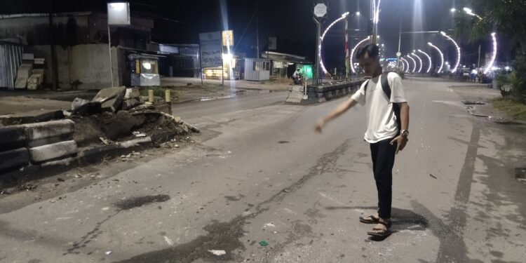 FOTO: AGUS/MATAKALTENG - Kondisi median jalan usai dihantam mobil Inova di Jalan Cilik Riwut Sampit.