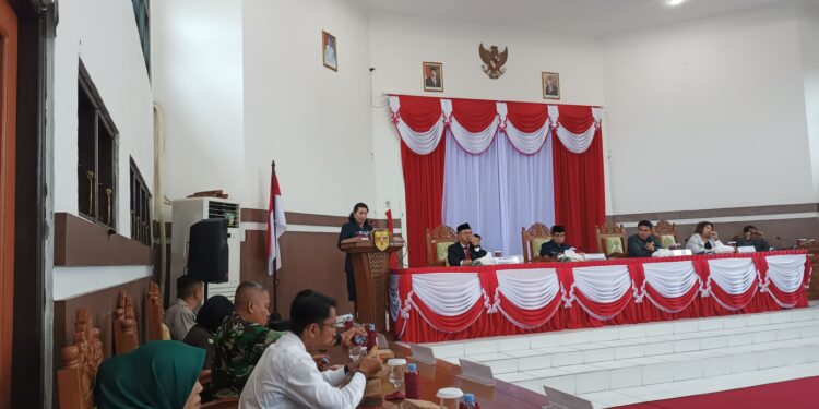 FOTO : DPRD GUMAS/MATA KALTENG - Juru bicara banggar DPRD Kabupaten Gumas Rayaniatie Djangkan menyampaikan laporan tentang LKPD tahun 2023, pada rapat paripurna ke-4 masa persidangan III tahun sidang 2024, Senin, 1 Juli 2024.
