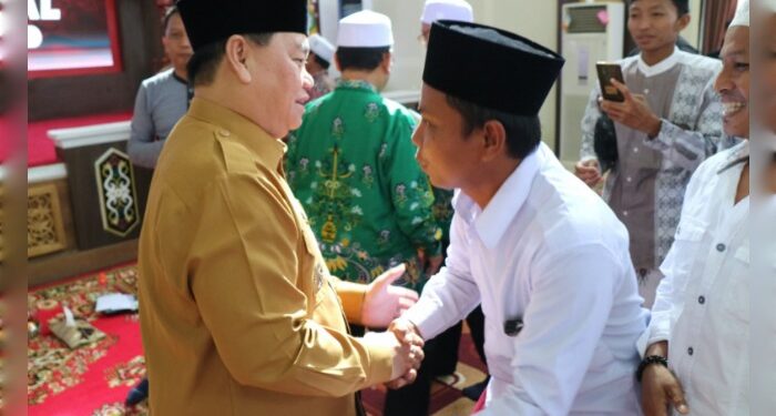 Foto:IST/MATA KALTENG - Bupati Kotim saat silaturrahmi dengan guru mengaji belum lama ini.