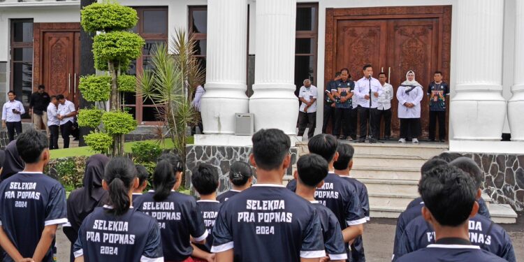 FOTO ; DEVIANA/MATAKALTENG - Bupati Kotim Halikinnor saat melepas atlet untuk ikuti Prapopnas, Rabu 3 Juli 2024.