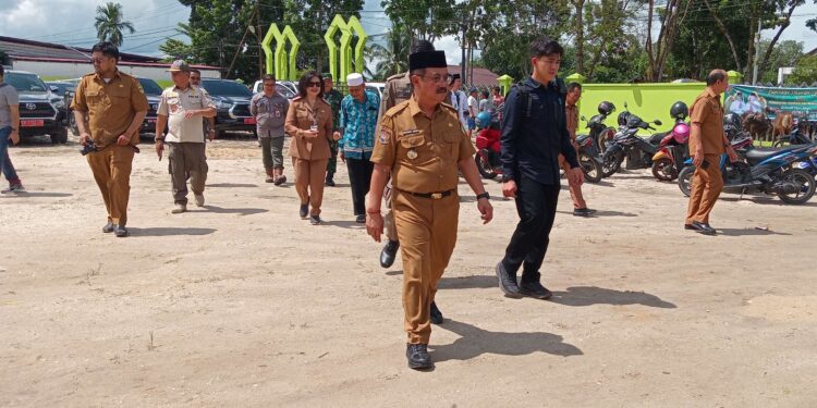 FOTO : DISKOMINFO SANTIK/MATA KALTENG - Pj Bupati Gumas Herson B Aden ketika berjalan pada suatu kegiatan di halaman Masjid Agung Darun Najah Kuala Kurun, belum lama ini.
