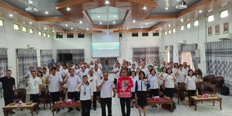FOTO : DISKOMINFO SANTIK/MATA KALTENG - Kepala Diskominfo Santik Kabupaten Gumas Ruby Haris, narasumber, dan Kabid PIP Emi Juniaty, berfoto bersama dengan peserta sosialisasi PPID, di aula kantor bapperida setempat, Rabu, 3 Juli 2024.