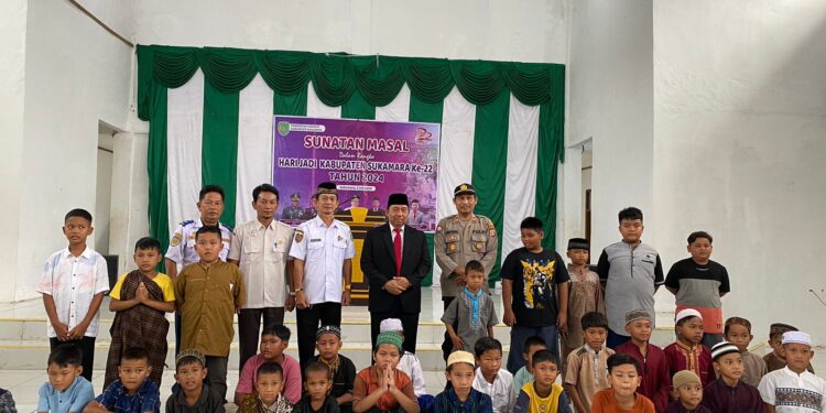 Foto : AKH/MATAKALTENG - Pj Bupati Sukamara Kaspinor bersama anak-anak yang akan ikut sunatan massal.